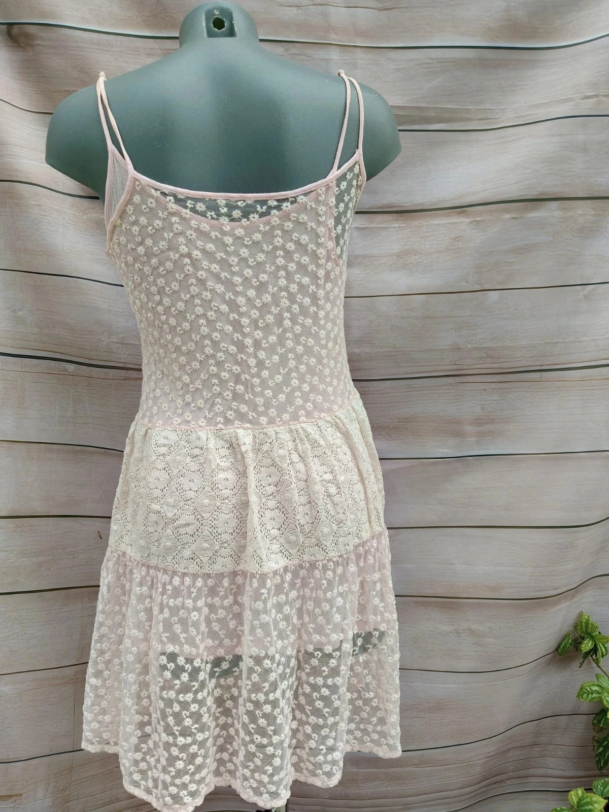 Vestido rosa em pó de renda e tule com flores bordadas – Tamanho S/M – photo 7